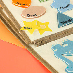 Smyslová manipulační deska montessori dinosaurus case