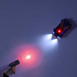 RC laserem řízené auto jezdící po zdi na laserové šedi