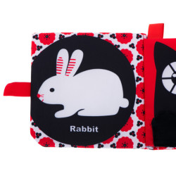 Senzorické značky na kousání knih kontrastující s lesem