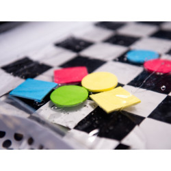 Vodní nafukovací podložka kontrastní černobílá šachovnice 65 cm x 50 cm