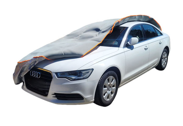 auto sedan a plachta proti krupobití na autě